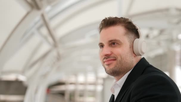 Close Business Man Moving His Head Music While Relaxing Listening — Vídeo de Stock