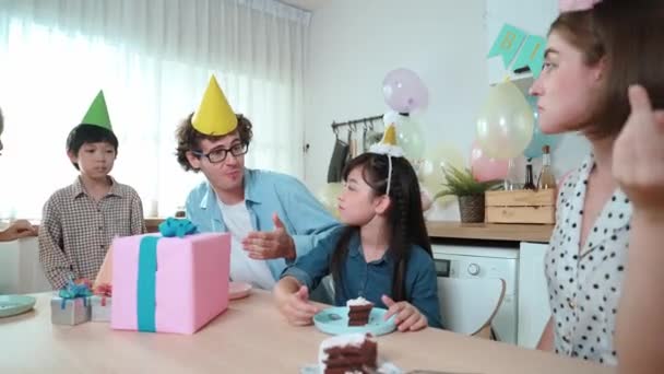 Família Atraente Comemora Aniversário Filha Enquanto Conversa Cozinha Moderna Decorada — Vídeo de Stock