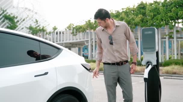 사람은 차량에 가능한 도시에 이용된 재충전용 에너지로 상점가 주차장에 충전소에서 — 비디오