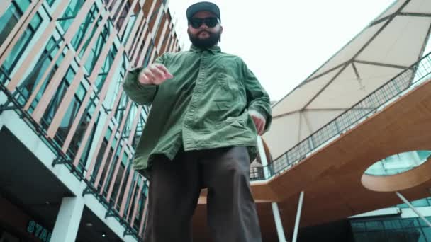 Nízký Úhel Pohledu Hipster Pózovat Hip Hop Stylu Obklopený Nákupní — Stock video
