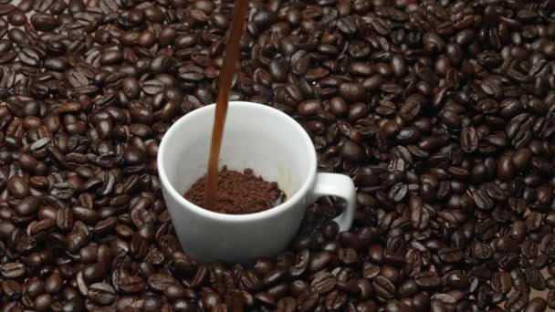 더미로 둘러싸인 뜨거운 커피의 아래로 거품으로 채우는 커피의 영상의 에스프레소 — 비디오