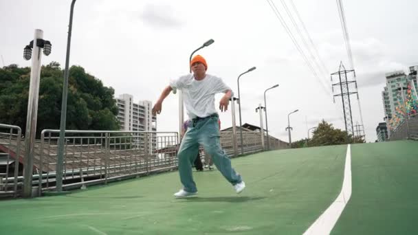 Caminhada Hipster Profissional Enquanto Faz Pose Congelamento Ponte Break Dançarina — Vídeo de Stock