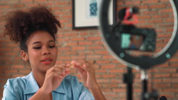 Kadın Nüfuzlu Kişi Video Klip Görüntülerini Canlı Olarak Çekiyor Çok — Stok video
