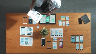 İş adamının toplantı odasında Ux Ui tasarımına bakması ve onu seçmesi. Yetenekli geliştirici yaratıcı iş yerinde cep telefonu arayüzü ya da yazılım uygulaması tasarlıyor ve planlıyor. Cemaat.