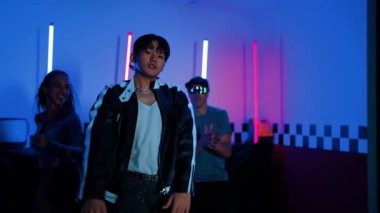 Kameranın önünde dans eden yetenekli break dansçı farklı arkadaşları pop ya da hip hop müziği dinlemek için arkada dans ediyor. Çekici performans ekibi kameraya doğru hareketli hareketler sergiliyor. Mutluluk.