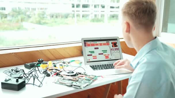 Biały Student Patrząc Ekranie Laptopa Podczas Kodowania Podpowiedzi Inżynierskiej Lub — Wideo stockowe