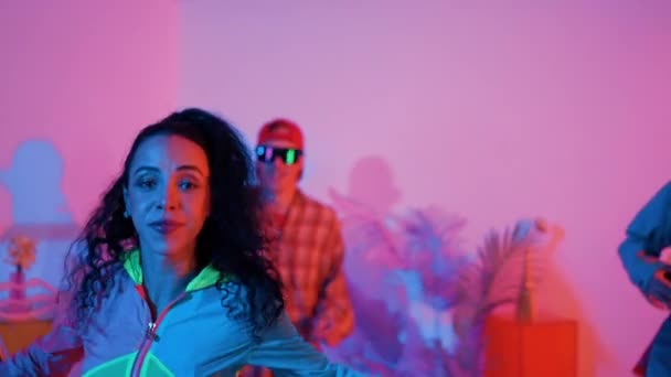 Atrakcyjna Tancerka Break Patrząca Kamerę Podczas Gdy Przyjaciółka Tańczy Studio — Wideo stockowe