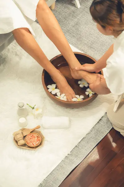 Frau Gönnt Sich Selige Fußmassage Luxuriösen Wellness Salon Während Masseur — Stockfoto