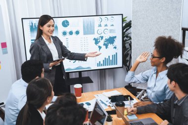 Genç Asyalı iş kadını modern toplantıda TV ekranında veri analizi paneli sunuyor. Bir grup iş adamıyla konferans odasında iş sunumu. Uyum
