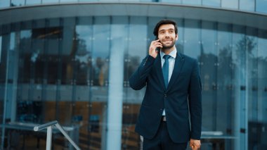 Kafkasyalı yetenekli bir proje yöneticisi. Bulanık geçmişiyle şehirde yürürken telefonla konuşuyor. Akıllı telefon kullanan yetenekli bir işadamı bulanık geçmişi olan bir proje yöneticisiyle konuşuyor. Sevinçli..