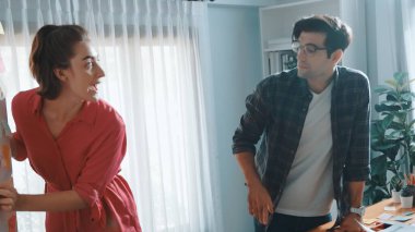 Yetenekli beyaz iş kadını çeşitli yatırımcılara tema rengini sunuyor. Çok kültürlü insanlar toplantı masasında otururken ürünün rengini belirlemek için plan yapıyor ve karar veriyorlar. Sempozyum.