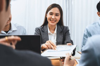 Asyalı analist ekibi toplantı masasındaki mali raporu analiz etmek için veri bilimi Fintech kontrol paneli veri kâğıdını kullanıyor. İş stratejisi ve pazarlama göstergeleri için veri analizi. Uyum