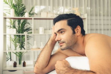 Kafkas erkek müşteri stres önleyici spa masajının keyfini çıkarıyor ve lüks otel veya oteldeki gündüz açık hava ortamında güzellik derisi eğlencesi ile şımartıyor. Sessiz.