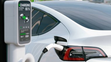 Kapalı EV elektrikli araba şarj bataryası şehrin ticari bölgesinde ya da alışveriş merkezinde. Sürdürülebilir ve çevre dostu seyahat için şarj edilebilir araç için alternatif enerji teknolojisi. Yararlı