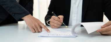 Şirket avukatının ya da hukuk bürosundaki avukat servisinin yardımıyla balyayla ilgili sözleşme imzalama belgesi. İşletme yatırımı ve yasal işlemlerin tamamlanması. Kurnaz.
