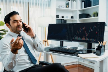 İki borsa yatırımıyla danışman ya da ortağı arayan tüccar işadamı, veri analizini yüksek kârlı dinamik teknoloji borsasına yatırım yapmak için karşılaştırdı. Tahmin et..