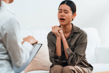 Ruh sağlığı için psikolog, depresyon ya da yaşam başarısızlığından sonra keder tedavisi gören üzgün bir kadın. Hayal kırıklığına uğramış genç bir kadın klinikteki duygular hakkında bir psikologla konuşuyor.