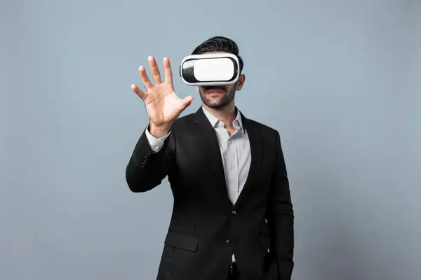 专业精明的生意人戴着Vr眼镜拿着东西 白种人项目经理具有虚拟现实的护目镜 而目前的技术创新背景为白色 — 图库照片