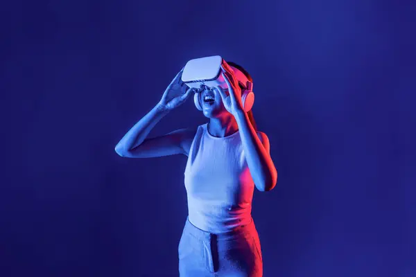 Suporte Feminino Inteligente Com Cercado Por Cyberpunk Neon Light Wear — Fotografia de Stock