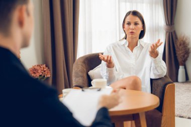 Psikolojik konsültasyon zihinsel problemde iyileşme kaydediyor. Psikiyatrist akıl hastalığı teşhisi koyarken mutlu genç bayan hasta terapi seansı yapıyor. Açılıyor