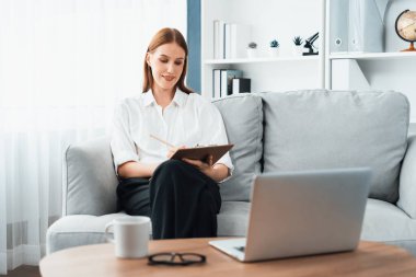 Klinikteki psikolog kadın. Profesyonel portresi. Dostane gülümsemesiyle hastayı psikoloğa davet ediyor. Tecrübeli ve kendine güvenen psikolog son derece uzmandır.