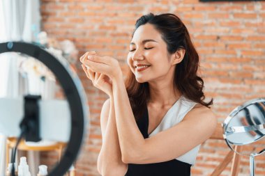 Kadın Etkilenen Vlog video görüntülerini canlı olarak çekiyor. Makyajın çoğu sosyal medya ya da blog 'u anlatıyor. Kozmetik stüdyosu ışıklandırmalı mutlu genç kız çevrimiçi pazarlama oturumu yayını için..