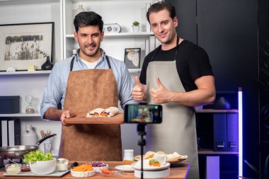 Mutfakta sağlıklı yemekler, aşçılık programında taze salata rulosu sunan şefler sosyal medyada canlı olarak akıllı telefondan canlı yayında sebzeli yumuşak tortilla dürümü hazırlıyorlar. Satılabilir.