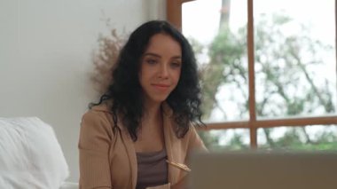 Klinikteki arkadaş canlısı psikolog kadın gülümseyen profesyonel bir portre, hastayla online terapi randevusu için dizüstü bilgisayar kullanıyor. Deneyimli ve kendinden emin psikolog çok önemli bir uzmandır.