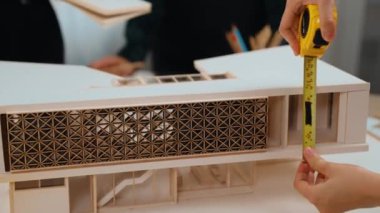 Mimari ekipman incelemesi kullanarak yavaş çekim ev tasarımcısı ve müşteri veya müşteriyle birlikte mimari ev modeli tasarım örneklerini ölçer. Filizlenen