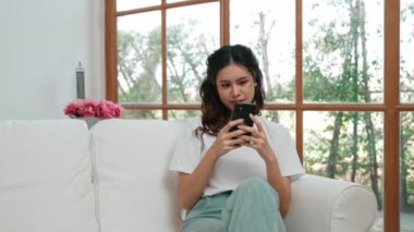 Genç bir kadın internet üzerinden alışveriş yapmak için internet üzerinden internet üzerinden internet üzerinden alışveriş yapıyor. Modern ve konforlu çevrimiçi alımlar güvenli ve uygun alışverişleri sağlar.