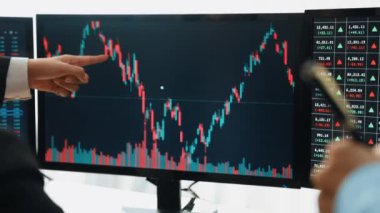 Hisse senedi borsası pazarlamasını analiz eden yavaş çekim şirketindeki yatırımcılar, kayıp için mum bar fiyatını analiz eden monitörlere bakıyor ve kazanç ve kâr elde ediyor. Filizlenen