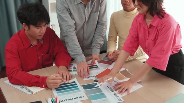 Equipo Diseño Cámara Lenta Lluvia Ideas Elección Color Para Trabajo — Vídeos de Stock
