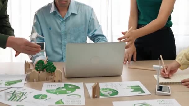 商业咨询人员使用风车模型和房屋形状块作为绿色能源使用的参考 用于环境 社会和治理 以拯救在笔记本电脑上工作的地球管理员 — 图库视频影像