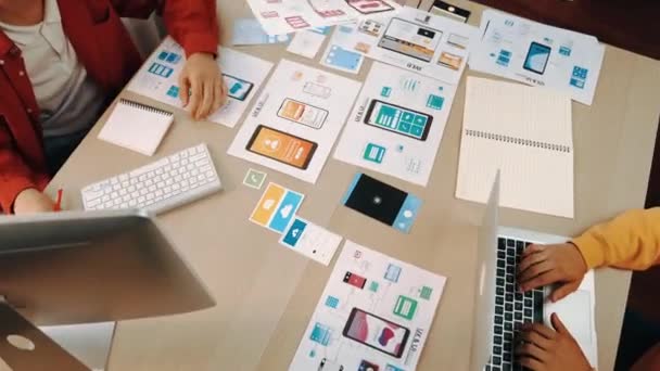 Startup Cég Alkalmazottainak Kézi Fókusza Felhasználói Felület Prototípusát Mutatja Mobil — Stock videók