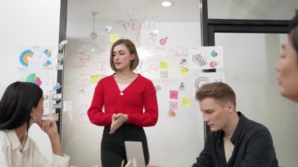 Kvalifikovaná Mladá Krásná Podnikatelka Představuje Marketingový Nápad Jistotou Pomocí Mapování — Stock video
