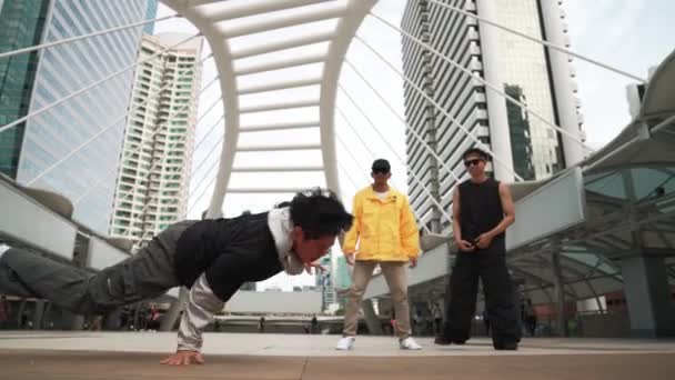 Gruppo Ballerini Multiculturali Professionisti Rallegrano Mentre Gli Hipster Asiatici Compiono — Video Stock