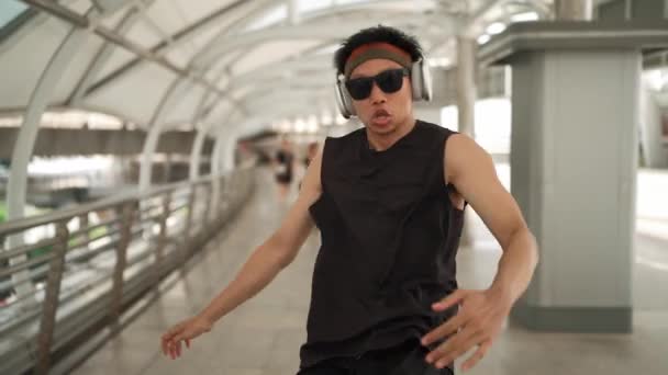 Yakışıklı Dansçı Hip Hop Müziğiyle Dans Ederken Ellerini Hareket Ettiriyor — Stok video