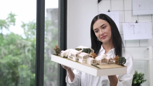 Close Van Bekwame Jonge Prachtige Kaukasische Architect Lift Huis Model — Stockvideo