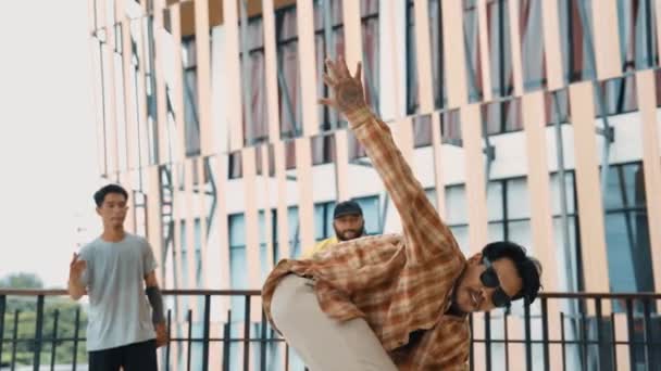 Kelompok Hipster Bergerak Langkah Kaki Untuk Musik Hip Hop Koridor — Stok Video