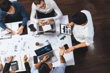 Üst düzey analist ekibi toplantı odasındaki mali verileri analiz etmek için BI Fintech 'i kullanıyor. İş anlayışı ve stratejik pazarlama planlaması için kağıt üzerinde analitik BI gösterge paneli. Tedbirli