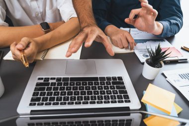 Veri analistleri ofis çalışanlarından oluşan bir ekip, mali, trend ve pazarlama verilerini analiz etmek için iş istihbaratı BI gösterge paneli üzerinde işbirliği yapmaktadır. BI yazılım kullanım sürücüsü iş başarısı. Tedbirli