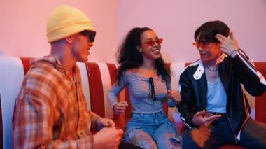 Şık gözlükler takan Happy dans takımı şehir pop veya hip hop müziğine taşınıyor. Modern restoranda birlikte komik serbest dans ederken profesyonel sanatçı grubu oturuyordu. Mutluluk.