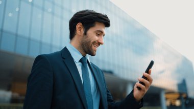 Başarılı bir iş adamı ayakta durarak satışların artmasını kutluyor. Mutlu proje yöneticisi ya da lider başarılı bir projeyle gurur duyuyor, terfi alıyor, telefon tutarken iş buluyor. Sevinçli..