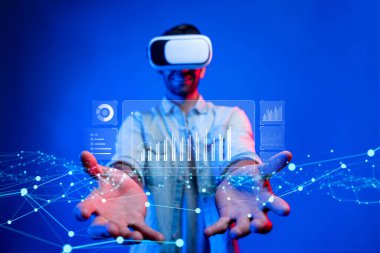 İş adamı, tahmin edilen büyük veri modellerinden gerçek zamanlı analizlere uzanan eğilimleri ve görüşleri ortaya çıkarmak için veri analizlerini derinlemesine inceleyerek, veri güdümlü kararların analitik endüstrileri nasıl ileri götürdüğünü öğrenir Faas