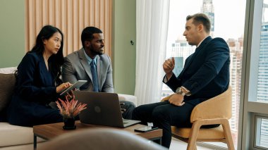 Şehir siluetine bakan süslü ofis, çeşitlilik uzmanlığı iddialı iş genişletme veya stratejik pazarlama tartışmaları. Finansal danışman, danışmanlık sektörü öngörüleri ve fikir verir