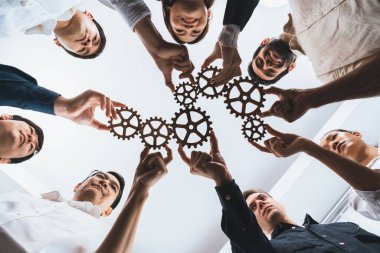 İş ekibinin dairesel olarak çarka katılması, başarılı bir iş ortaklığı grubunu ve verimli bir verimlilikle toplum işyerinde güçlü bir birlik takım çalışmasını sembolize eder. Tedbirli