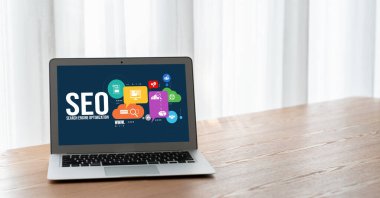 Model e-ticaret için SEO arama motoru optimizasyonu ve bilgisayar ekranında gösterilen çevrimiçi perakende işi