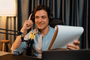 Akıllı yayıncının sunucu kanalı, canlı sosyal medyada canlı yayında konuşma programı ile birlikte modern stüdyoda, kayıt cihazıyla dinleyiciye senaryo okumaktadır. Bireysel.