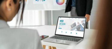 Web sitesi tasarım yazılımı çevrimiçi perakende ticaret ve e-ticaret için model şablonu sağlar