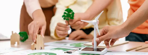在介绍绿色商业时使用可再生能源的风车模型 桌上摆放着木块和环境文件 穿上衣服2 — 图库照片
